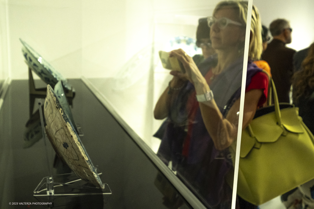 _DSF8625.jpg - 04/10/2023. Torino. La mostra, senza avere la pretesa di essere esaustiva, presenta una selezione di manufatti che offrono alternative al paradigma eurocentrico dellâ€™eccellenza artistica, riaffermando il ruolo cruciale svolto dallâ€™Asia centrale nella creazione e nella trasmissione di idee su scala globale. Dal 5 ottobre 2023 fino al 1Â° settembre 2024.Dopo Torino la mostra andrÃ  a Shangai. Nella foto visita alla mostra