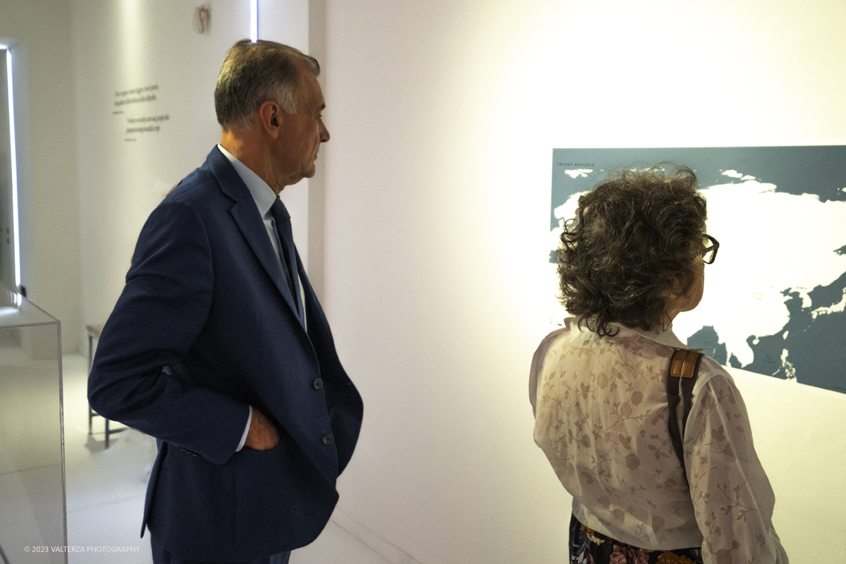 _DSF8643.jpg - 04/10/2023. Torino. La mostra, senza avere la pretesa di essere esaustiva, presenta una selezione di manufatti che offrono alternative al paradigma eurocentrico dellâ€™eccellenza artistica, riaffermando il ruolo cruciale svolto dallâ€™Asia centrale nella creazione e nella trasmissione di idee su scala globale. Dal 5 ottobre 2023 fino al 1Â° settembre 2024.Dopo Torino la mostra andrÃ  a Shangai. Nella foto Massimo Broccio Presidente della Fondazione Torino Musei in visita alla mostra.