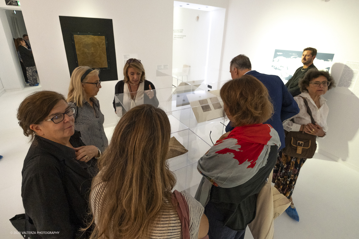 _DSF8649.jpg - 04/10/2023. Torino. La mostra, senza avere la pretesa di essere esaustiva, presenta una selezione di manufatti che offrono alternative al paradigma eurocentrico dellâ€™eccellenza artistica, riaffermando il ruolo cruciale svolto dallâ€™Asia centrale nella creazione e nella trasmissione di idee su scala globale. Dal 5 ottobre 2023 fino al 1Â° settembre 2024.Dopo Torino la mostra andrÃ  a Shangai. Nella foto visita alla mostra