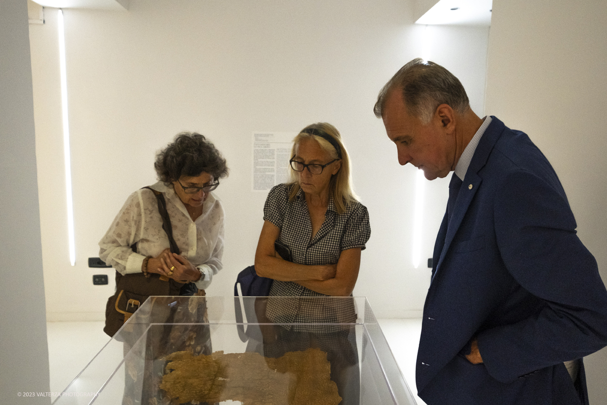 _DSF8668.jpg - 04/10/2023. Torino. La mostra, senza avere la pretesa di essere esaustiva, presenta una selezione di manufatti che offrono alternative al paradigma eurocentrico dellâ€™eccellenza artistica, riaffermando il ruolo cruciale svolto dallâ€™Asia centrale nella creazione e nella trasmissione di idee su scala globale. Dal 5 ottobre 2023 fino al 1Â° settembre 2024.Dopo Torino la mostra andrÃ  a Shangai. Nella foto Massimo Broccio Presidente della Fondazione Torino Musei in visita alla mostra.