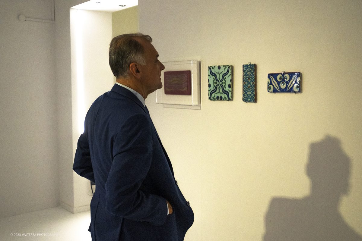 _DSF8680.jpg - 04/10/2023. Torino. La mostra, senza avere la pretesa di essere esaustiva, presenta una selezione di manufatti che offrono alternative al paradigma eurocentrico dellâ€™eccellenza artistica, riaffermando il ruolo cruciale svolto dallâ€™Asia centrale nella creazione e nella trasmissione di idee su scala globale. Dal 5 ottobre 2023 fino al 1Â° settembre 2024.Dopo Torino la mostra andrÃ  a Shangai. Nella foto Massimo Broccio Presidente della Fondazione Torino Musei in visita alla mostra.