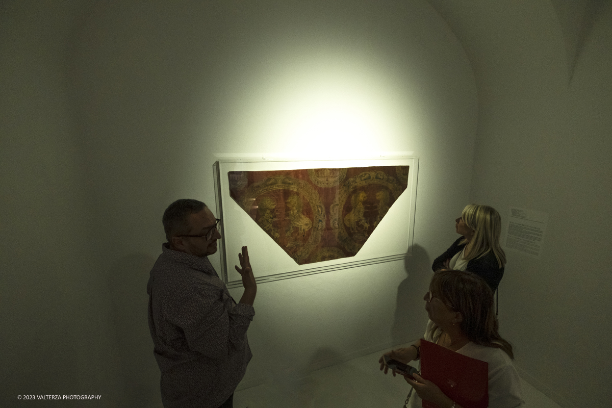 _DSF8700.jpg - 04/10/2023. Torino. La mostra, senza avere la pretesa di essere esaustiva, presenta una selezione di manufatti che offrono alternative al paradigma eurocentrico dellâ€™eccellenza artistica, riaffermando il ruolo cruciale svolto dallâ€™Asia centrale nella creazione e nella trasmissione di idee su scala globale. Dal 5 ottobre 2023 fino al 1Â° settembre 2024.Dopo Torino la mostra andrÃ  a Shangai. Nella foto visita guidata alla mostra con  Davide Quadrio il Direttore del MAO