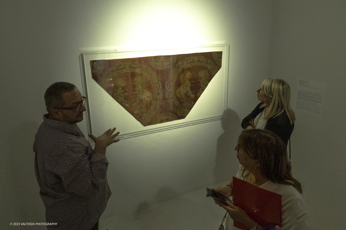 _DSF8701.jpg - 04/10/2023. Torino. La mostra, senza avere la pretesa di essere esaustiva, presenta una selezione di manufatti che offrono alternative al paradigma eurocentrico dellâ€™eccellenza artistica, riaffermando il ruolo cruciale svolto dallâ€™Asia centrale nella creazione e nella trasmissione di idee su scala globale. Dal 5 ottobre 2023 fino al 1Â° settembre 2024.Dopo Torino la mostra andrÃ  a Shangai. Nella foto visita guidata alla mostra con  Davide Quadrio il Direttore del MAO