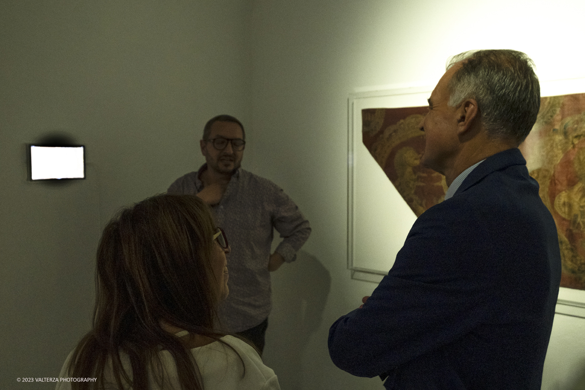 _DSF8707.jpg - 04/10/2023. Torino. La mostra, senza avere la pretesa di essere esaustiva, presenta una selezione di manufatti che offrono alternative al paradigma eurocentrico dellâ€™eccellenza artistica, riaffermando il ruolo cruciale svolto dallâ€™Asia centrale nella creazione e nella trasmissione di idee su scala globale. Dal 5 ottobre 2023 fino al 1Â° settembre 2024.Dopo Torino la mostra andrÃ  a Shangai. Nella foto visita guidata alla mostra con  Davide Quadrio il Direttore del MAO