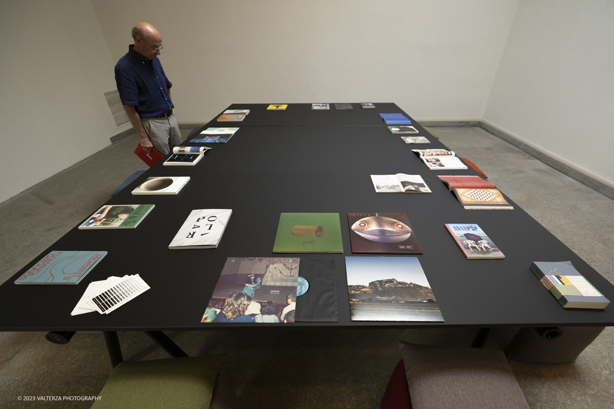 _DSF8746.jpg - 04/10/2023. Torino. La mostra, senza avere la pretesa di essere esaustiva, presenta una selezione di manufatti che offrono alternative al paradigma eurocentrico dellâ€™eccellenza artistica, riaffermando il ruolo cruciale svolto dallâ€™Asia centrale nella creazione e nella trasmissione di idee su scala globale. Dal 5 ottobre 2023 fino al 1Â° settembre 2024.Dopo Torino la mostra andrÃ  a Shangai. Nella foto  esposizione di materiale bibliografico