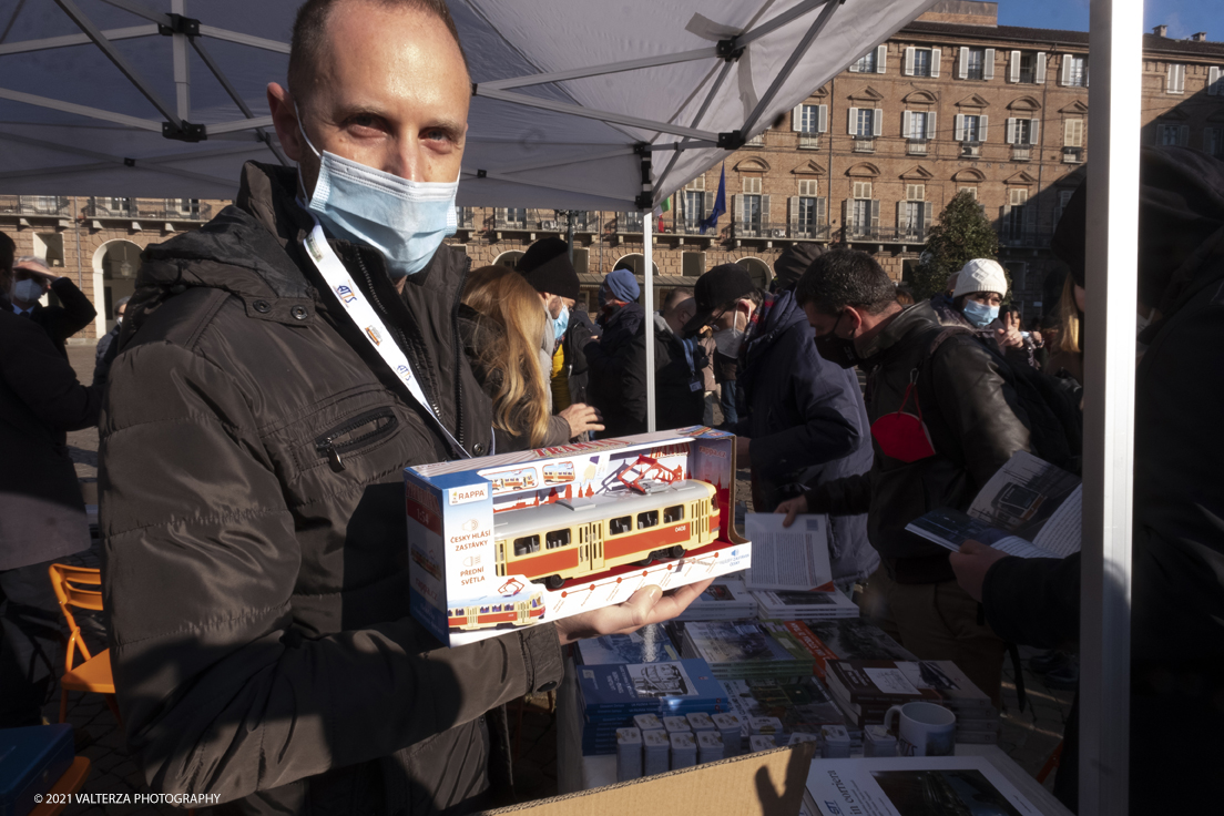 _DSF8908.jpg - 05/12/2021.Torino. Il Trolley Festival  giunge alla 15Â° edizione  e questâ€™anno Ã¨ anche lâ€™occasione per lâ€™apertura dei festeggiamenti per i 150 anni del tram a Torino. La prima corsa di un tram a cavalli avvenne infatti il 29 dicembre 1871. Nella foto modelli e librri di tram in vendita nell'area shopping del festival