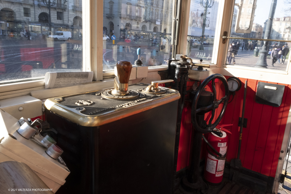 _DSF8969.jpg - 05/12/2021.Torino. Il Trolley Festival  giunge alla 15Â° edizione  e questâ€™anno Ã¨ anche lâ€™occasione per lâ€™apertura dei festeggiamenti per i 150 anni del tram a Torino. La prima corsa di un tram a cavalli avvenne infatti il 29 dicembre 1871. Nella foto vettura ATM Torino anno di costruzione 1911, particolare,oggi Ã¨ il tram circolante piÃ¹ anziano dell'intero parco storico torinese.