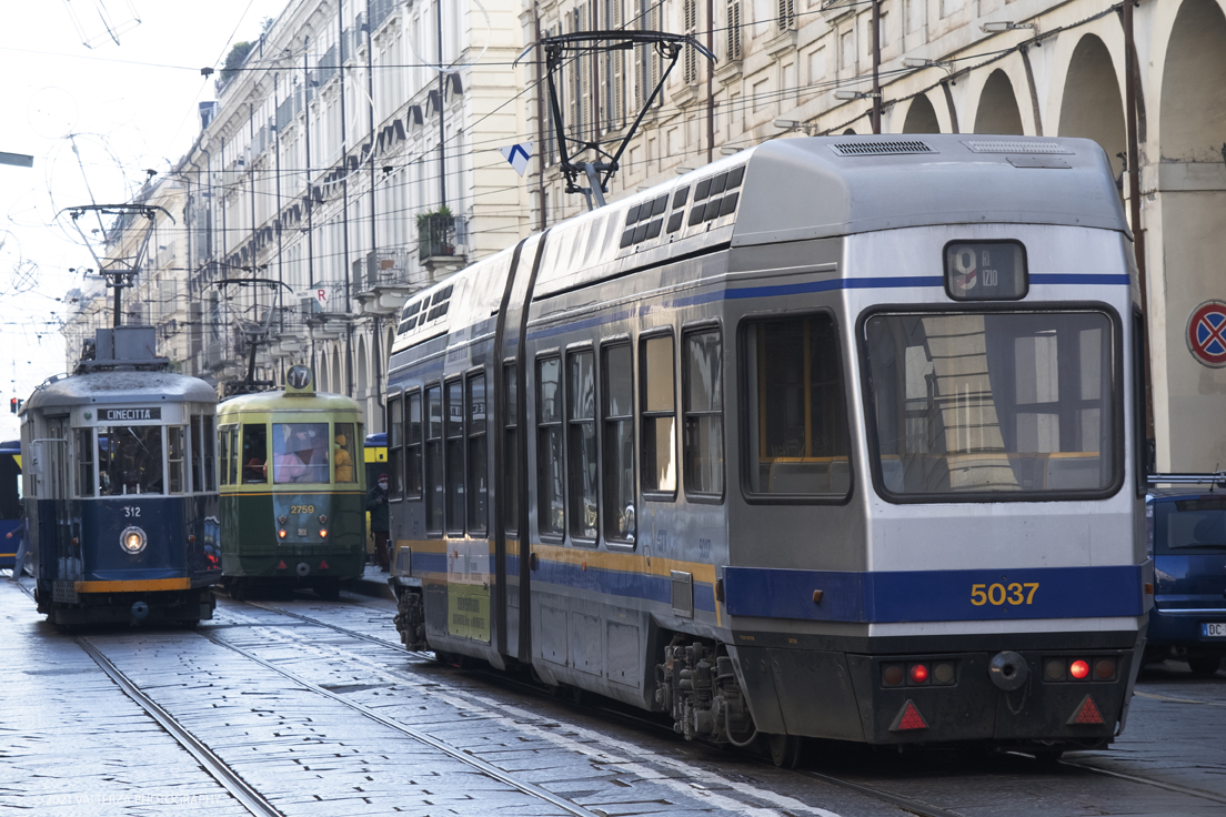 _DSF9006.jpg - 05/12/2021.Torino. Il Trolley Festival  giunge alla 15Â° edizione  e questâ€™anno Ã¨ anche lâ€™occasione per lâ€™apertura dei festeggiamenti per i 150 anni del tram a Torino. La prima corsa di un tram a cavalli avvenne infatti il 29 dicembre 1871. Nella foto tram storici in circolazione, assieme a quelli nuovi,con trasporto passeggeri in occasione del festival