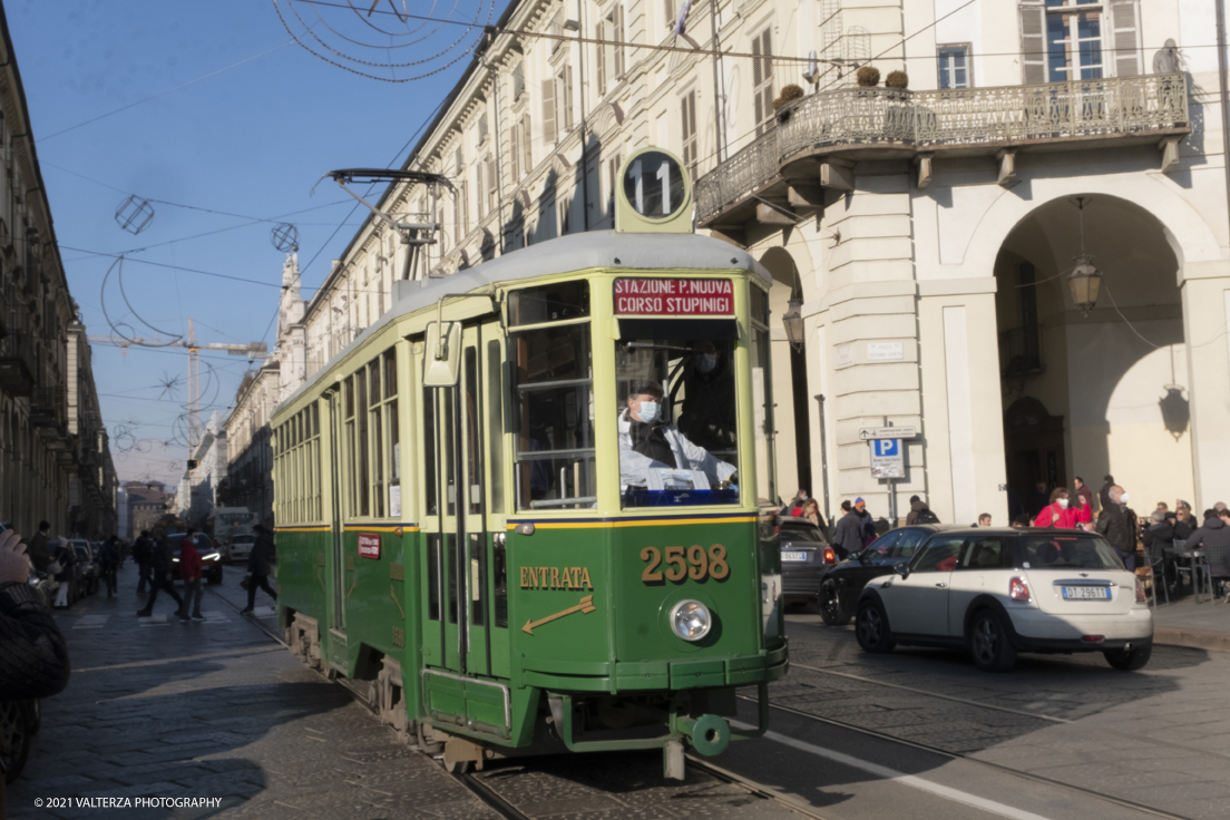 _DSF9060.jpg - 05/12/2021.Torino. Il Trolley Festival  giunge alla 15Â° edizione  e questâ€™anno Ã¨ anche lâ€™occasione per lâ€™apertura dei festeggiamenti per i 150 anni del tram a Torino. La prima corsa di un tram a cavalli avvenne infatti il 29 dicembre 1871. Nella foto la parata dei tram storici in piazza Vittorio a fine manifestazione.