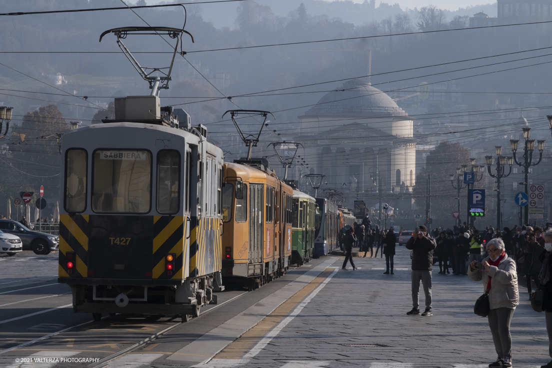 _DSF9101.jpg - 05/12/2021.Torino. Il Trolley Festival  giunge alla 15Â° edizione  e questâ€™anno Ã¨ anche lâ€™occasione per lâ€™apertura dei festeggiamenti per i 150 anni del tram a Torino. La prima corsa di un tram a cavalli avvenne infatti il 29 dicembre 1871. Nella foto la parata dei tram storici in piazza Vittorio a fine manifestazione.