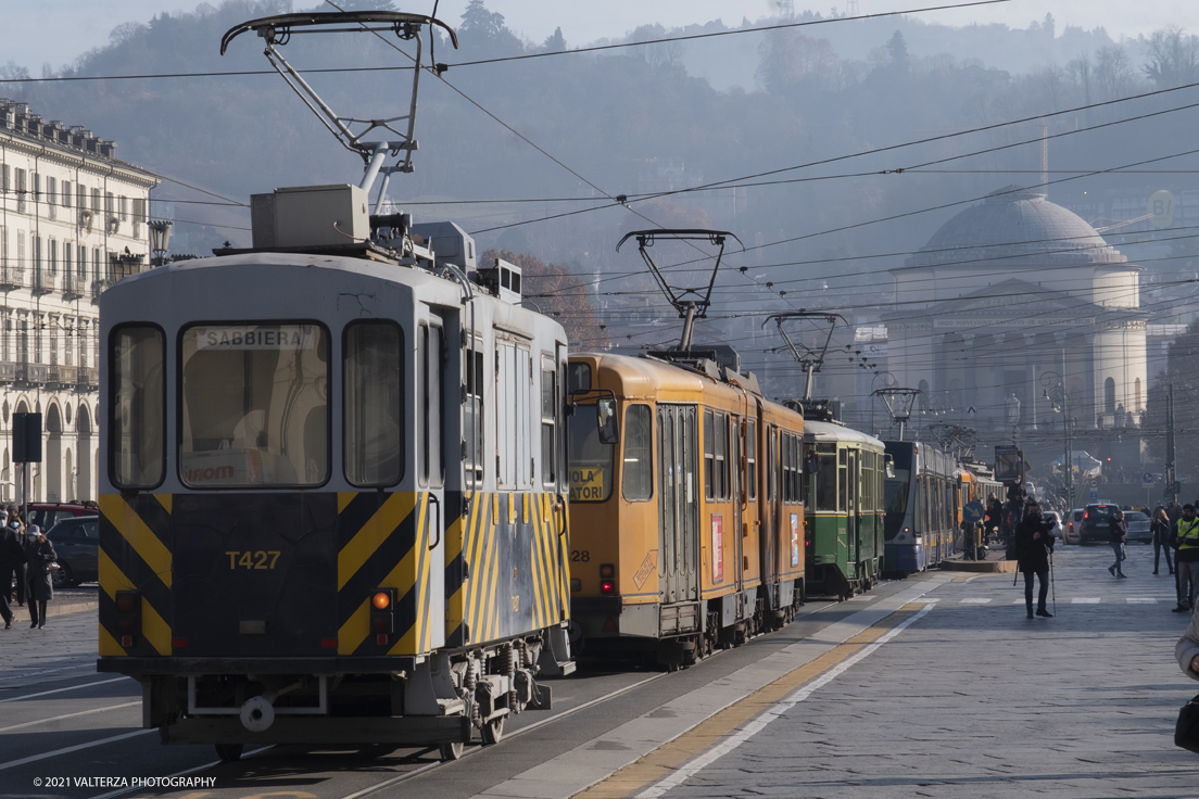 _DSF9115.jpg - 05/12/2021.Torino. Il Trolley Festival  giunge alla 15Â° edizione  e questâ€™anno Ã¨ anche lâ€™occasione per lâ€™apertura dei festeggiamenti per i 150 anni del tram a Torino. La prima corsa di un tram a cavalli avvenne infatti il 29 dicembre 1871. Nella foto la parata dei tram storici in piazza Vittorio a fine manifestazione.