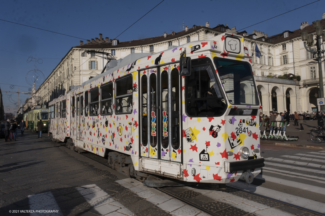 _DSF9123.jpg - 05/12/2021.Torino. Il Trolley Festival  giunge alla 15Â° edizione  e questâ€™anno Ã¨ anche lâ€™occasione per lâ€™apertura dei festeggiamenti per i 150 anni del tram a Torino. La prima corsa di un tram a cavalli avvenne infatti il 29 dicembre 1871. Nella foto la parata dei tram storici in piazza Vittorio a fine manifestazione.