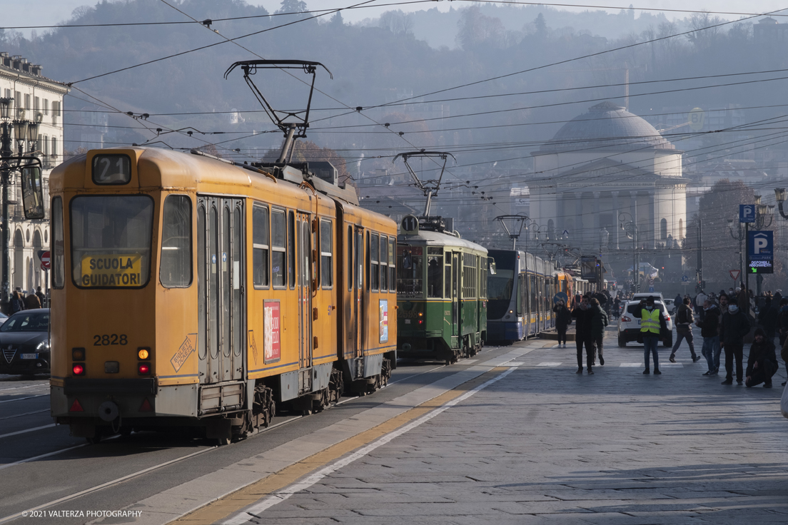 _DSF9138.jpg - 05/12/2021.Torino. Il Trolley Festival  giunge alla 15Â° edizione  e questâ€™anno Ã¨ anche lâ€™occasione per lâ€™apertura dei festeggiamenti per i 150 anni del tram a Torino. La prima corsa di un tram a cavalli avvenne infatti il 29 dicembre 1871. Nella foto la parata dei tram storici in piazza Vittorio a fine manifestazione.