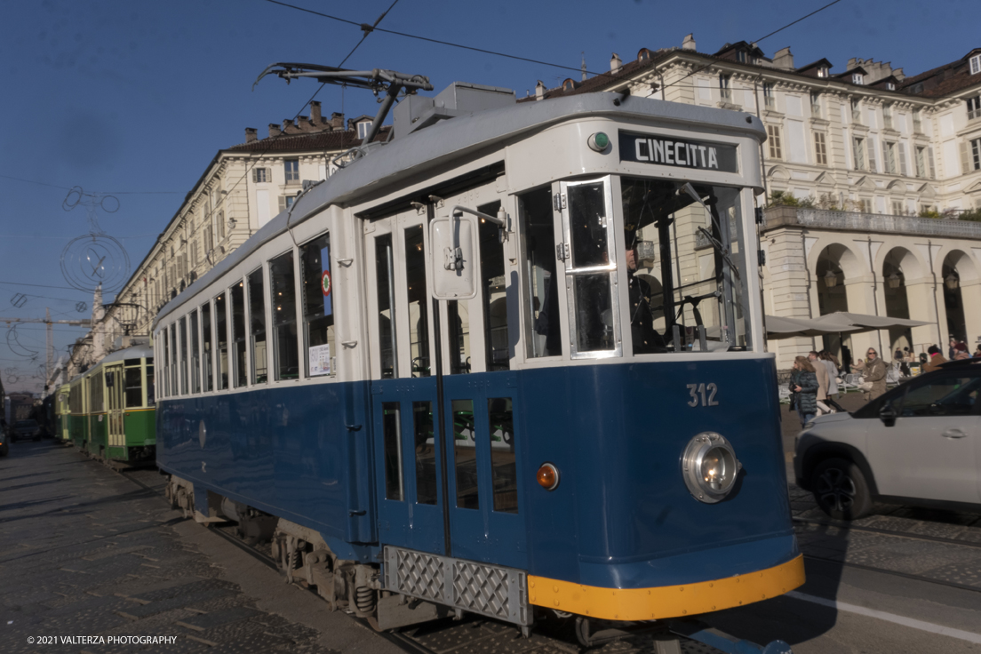 _DSF9177.jpg - 05/12/2021.Torino. Il Trolley Festival  giunge alla 15Â° edizione  e questâ€™anno Ã¨ anche lâ€™occasione per lâ€™apertura dei festeggiamenti per i 150 anni del tram a Torino. La prima corsa di un tram a cavalli avvenne infatti il 29 dicembre 1871. Nella foto la parata dei tram storici in piazza Vittorio a fine manifestazione.