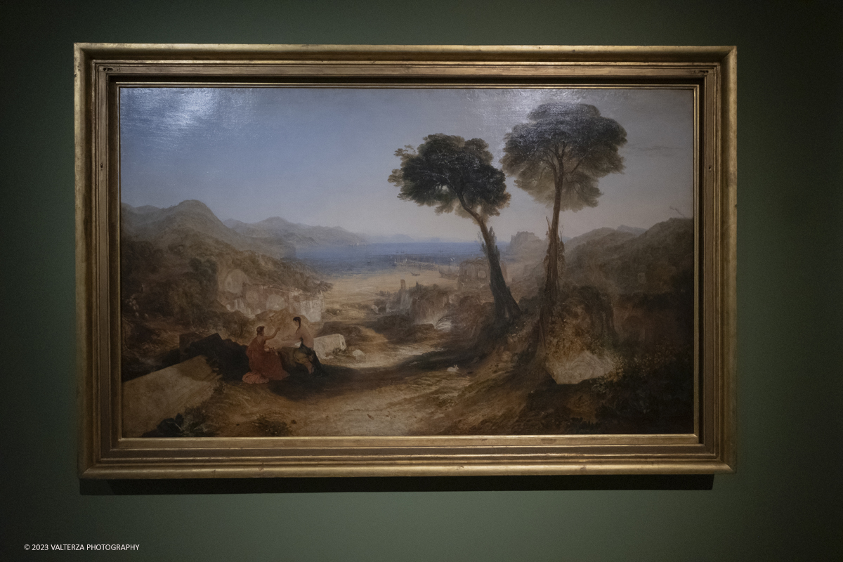 _DSF6864.jpg - 12/10/2023. Venaria Reale. La Reggia di Venaria prosegue anche la collaborazione con la Tate UK celebrando il grande pittore romantico inglese: Joseph Mallord William Turner (1775-1851). La mostra, curata dalla storica dellâ€™arte inglese Anne Lyles, presenta dal 13 ottobre 2023 al 28 gennaio 2024 la selezione di una quarantina di opere provenienti dal celebre museo londinese. Nella foto JMW Turner La baia di Baia con Apollo e la Sibilla, esposto nel 1823