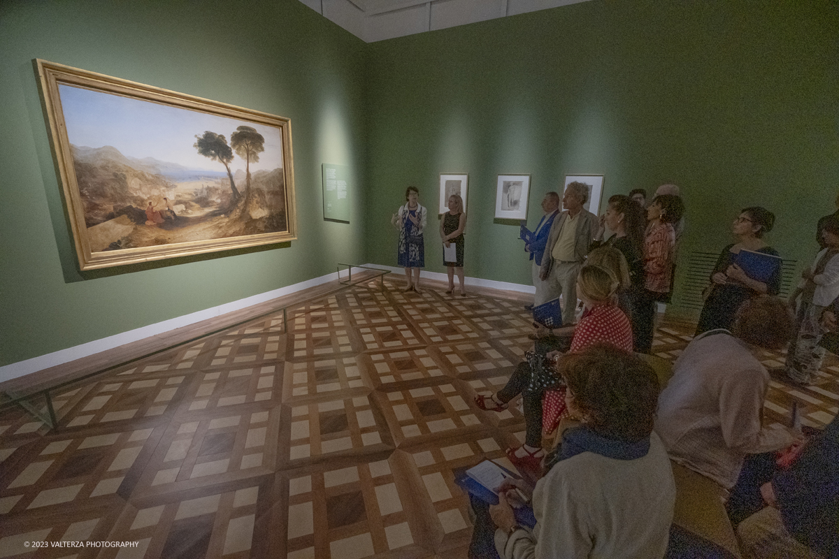 _DSF7197.jpg - 12/10/2023. Venaria Reale. La Reggia di Venaria prosegue anche la collaborazione con la Tate UK celebrando il grande pittore romantico inglese: Joseph Mallord William Turner (1775-1851). La mostra, curata dalla storica dellâ€™arte inglese Anne Lyles, presenta dal 13 ottobre 2023 al 28 gennaio 2024 la selezione di una quarantina di opere provenienti dal celebre museo londinese. Nella foto visita alla mostra guidata dalla curatrice Anne Lyles