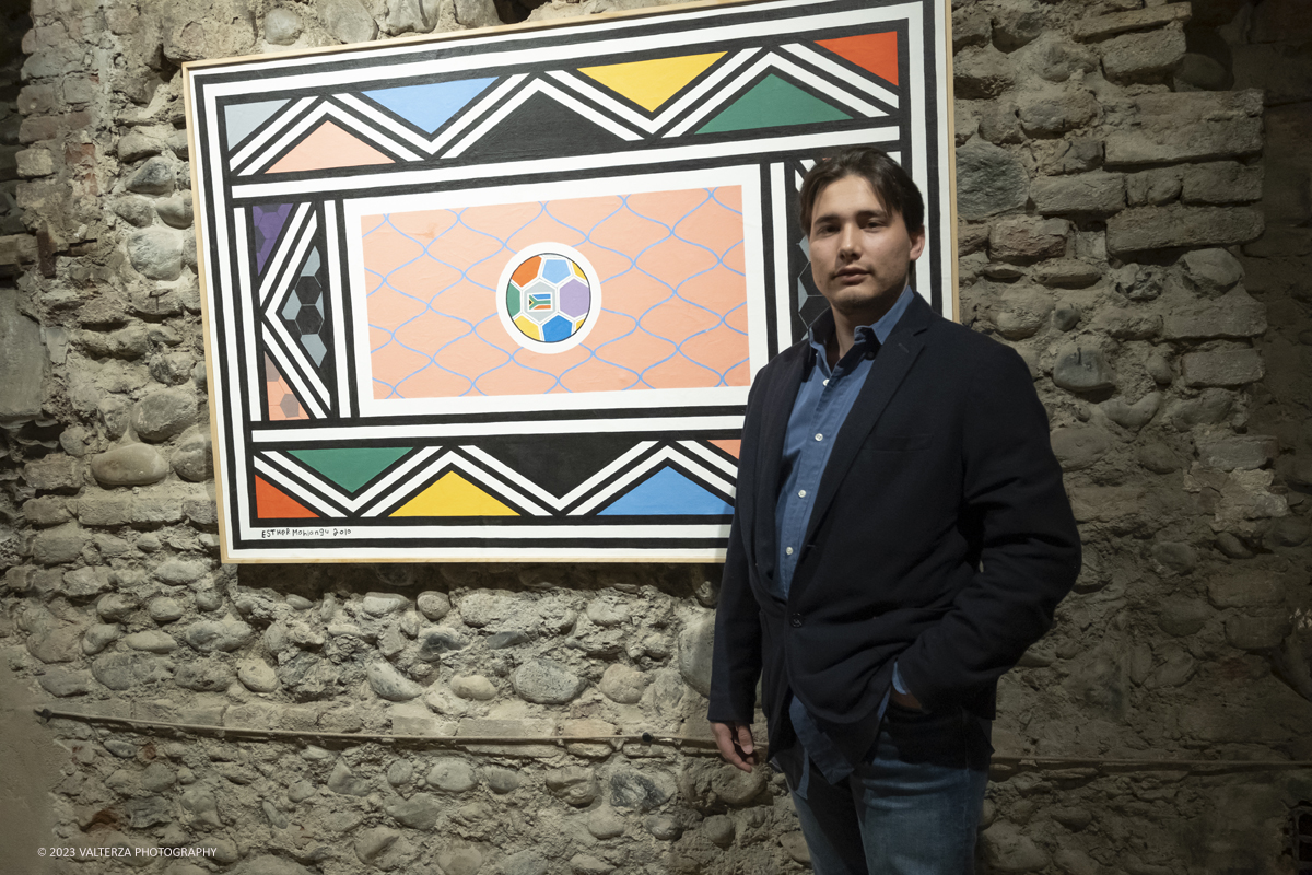 _DSF6915.jpg - 25/03/2023. Torino. Spazio Musa e Galleria Senesi di Cuneo presentano fino a 05 Maggio una mostra collettiva unica nel suo genere. Il Maestro Ugo Nespolo in dialogo con lâ€™arte Africana. Nella foto  Giancarlo Conti curatore della mostra e gallerrista