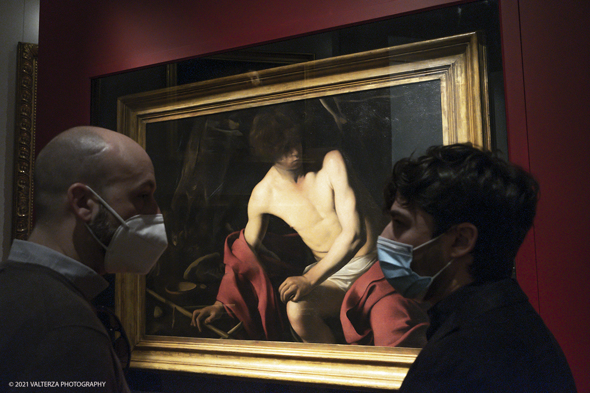 _DSF9096.jpg - 25-01-2021. Torino.  I visitatori dei Musei Reali di Torino potranno godere fino al 30 maggio di un emblematico capolavoro di Caravaggio. Dipinto tra il 1604 e il 1606 esso Ã© il San Giovanni Battista di Palazzo Corsini. Nella foto in visita all' opera di Michelangelo Merisi detto il Caravaggio; San Giovanni Battista 1604 -1606