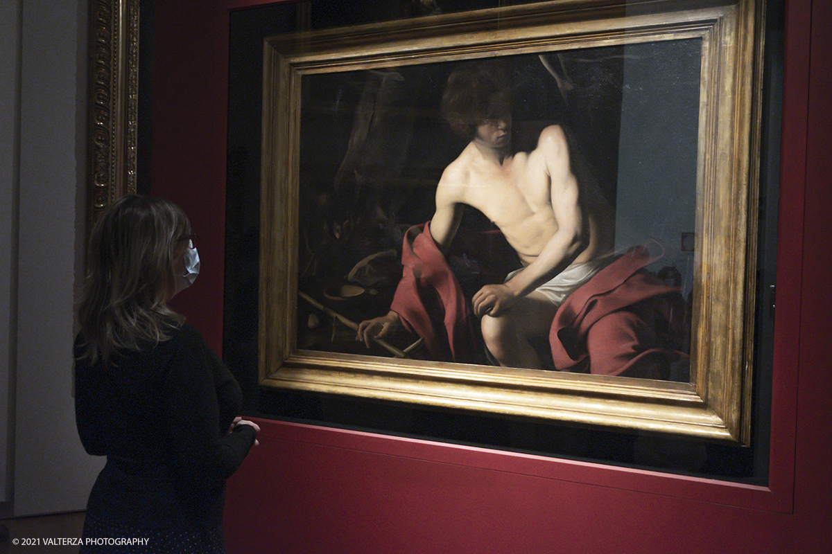 _DSF9097.jpg - 25-01-2021. Torino.  I visitatori dei Musei Reali di Torino potranno godere fino al 30 maggio di un emblematico capolavoro di Caravaggio. Dipinto tra il 1604 e il 1606 esso Ã© il San Giovanni Battista di Palazzo Corsini. Nella foto in visita all' opera di Michelangelo Merisi detto il Caravaggio; San Giovanni Battista 1604 -1606