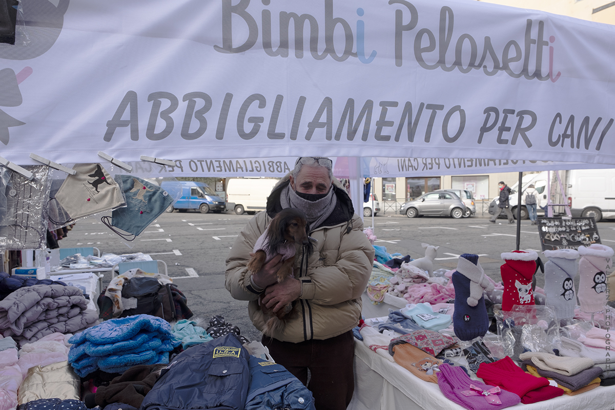 _DSF0076.jpg - 10/01/2021. Torino mercato dell Crocetta. Nella foto capi di abbigliamento per cani