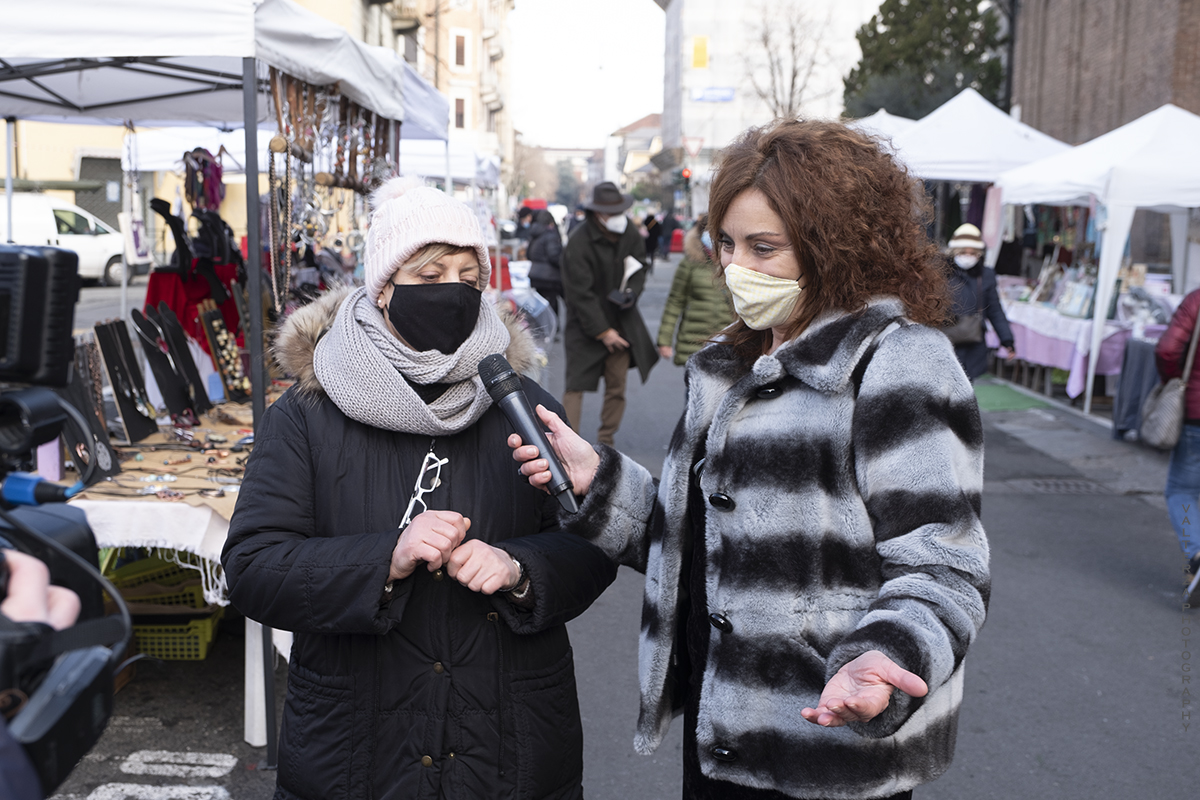 _DSF0090.jpg - 10/01/2021. Torino mercato dell Crocetta. Nella foto  la  conduttrice e giornalista di PrimAntenna tv Elia Tarantino al lavoro con la titolare di un banco per la realizzazione di un servizio sul mercato