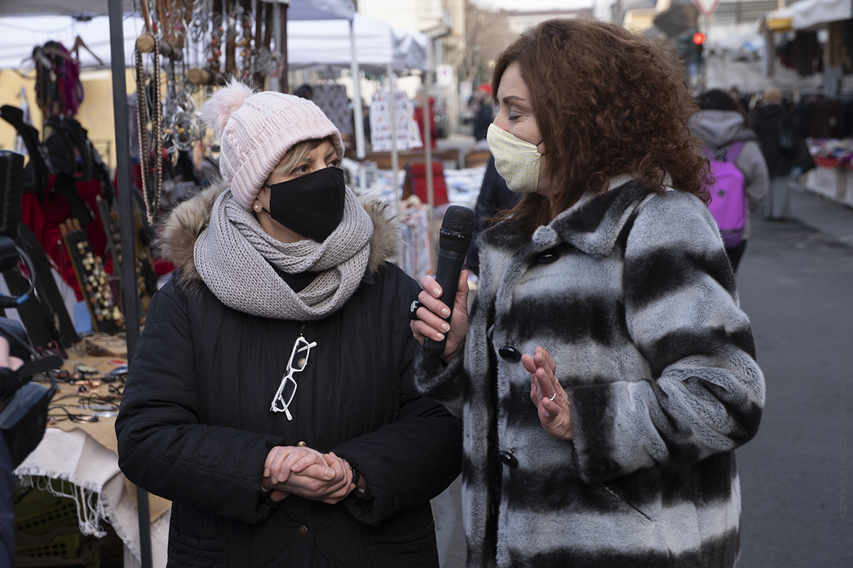 _DSF0094.jpg - 10/01/2021. Torino mercato dell Crocetta. Nella foto  la  conduttrice e giornalista di PrimAntenna tv Elia Tarantino al lavoro con la titolare di un banco per la realizzazione di un servizio sul mercato