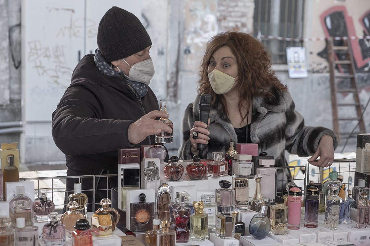 _DSF0159.jpg - 10/01/2021. Torino mercato dell Crocetta. Nella foto  la  conduttrice e giornalista di PrimAntenna tv Elia Tarantino al lavoro con il titolare del banco  Piero Profumi per la realizzazione di un servizio sul mercato