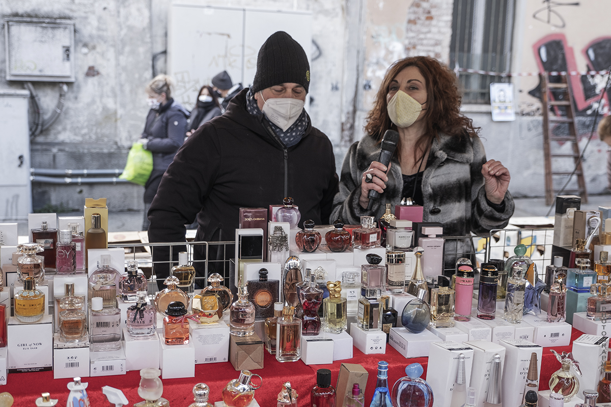 _DSF0168.jpg - 10/01/2021. Torino mercato dell Crocetta. Nella foto  la  conduttrice e giornalista di PrimAntenna tv Elia Tarantino al lavoro con il titolare del banco  Piero Profumi per la realizzazione di un servizio sul mercato