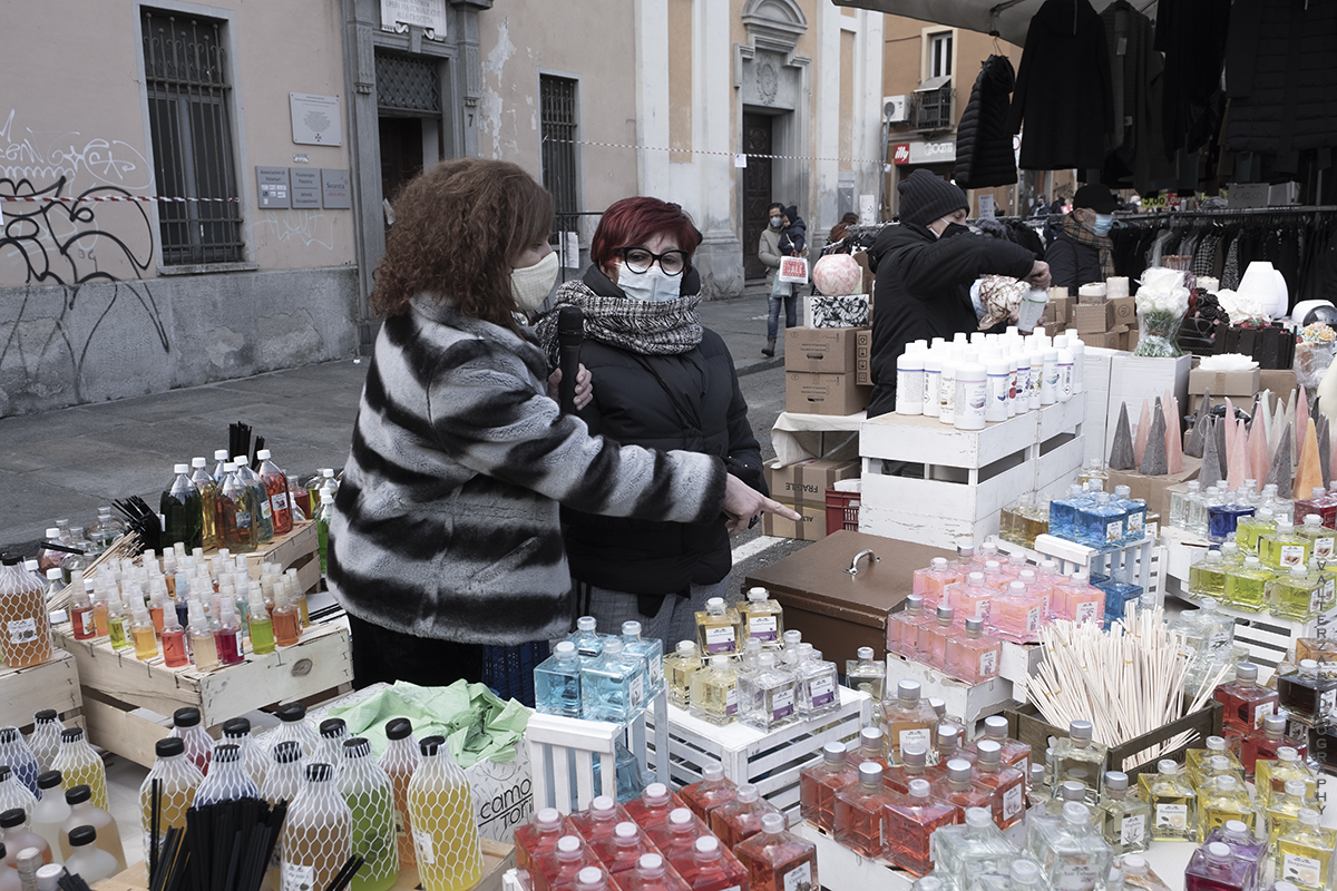 _DSF0236.jpg - 10/01/2021. Torino mercato dell Crocetta. Nella foto  la  conduttrice e giornalista di PrimAntenna tv Elia Tarantino al lavoro con la titolare di un banco di prodotti per la casa per la realizzazione di un servizio sul mercato
