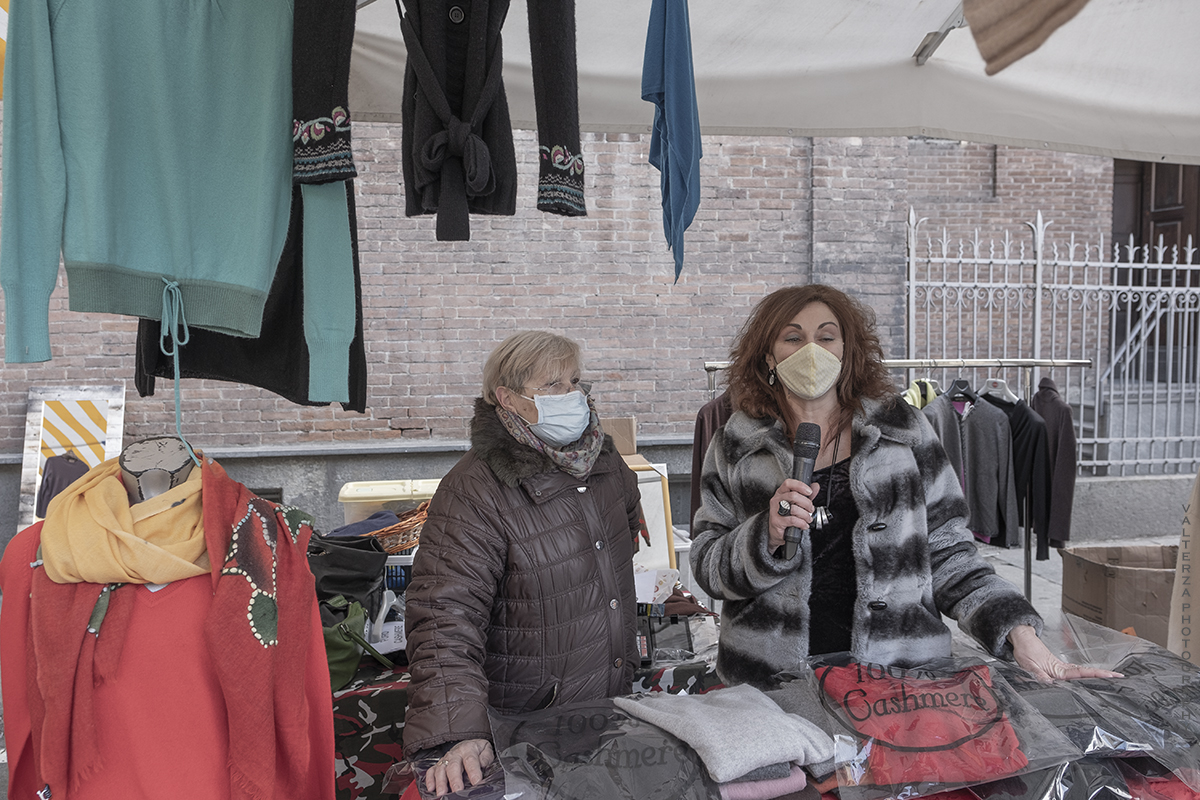 _DSF0291.jpg - 10/01/2021. Torino mercato dell Crocetta. Nella foto  la  conduttrice e giornalista di PrimAntenna tv Elia Tarantino al lavoro con la titolare di un banco per la realizzazione di un servizio sul mercato