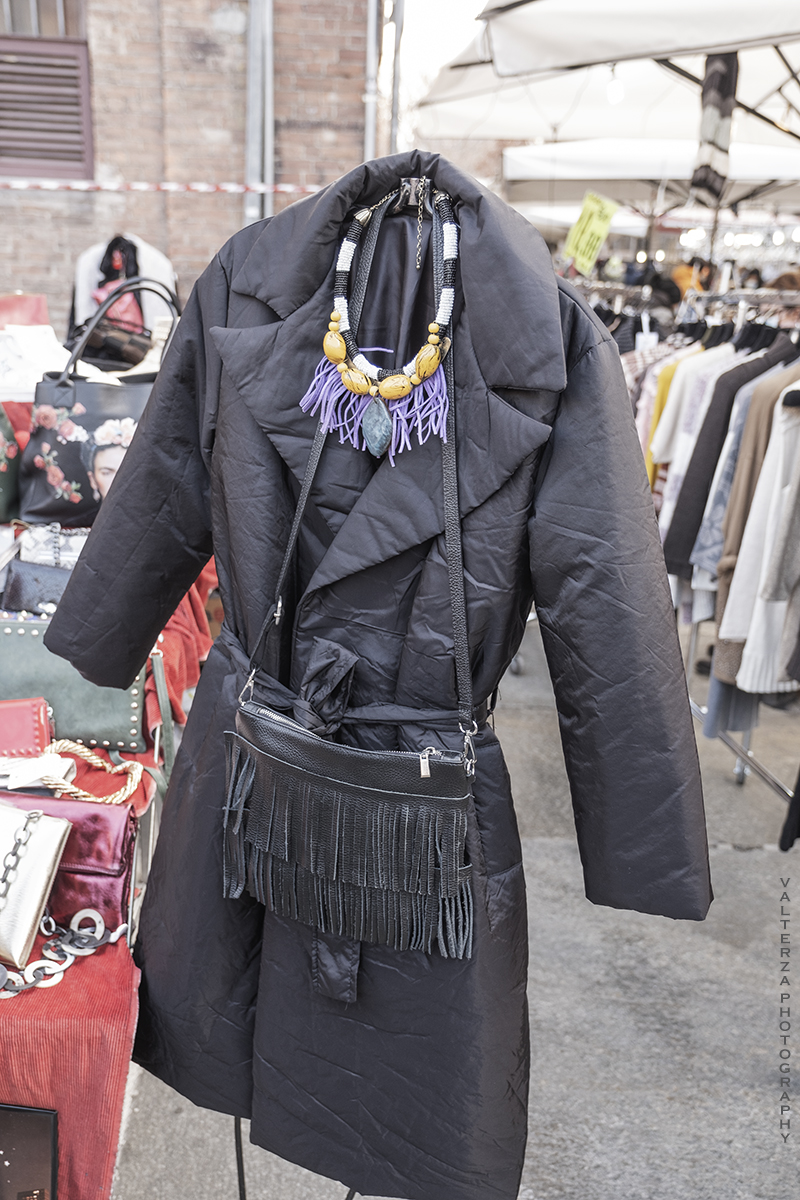 _DSF0372.jpg - 10/01/2021. Torino mercato dell Crocetta. Nella foto un completo outfit in vendita