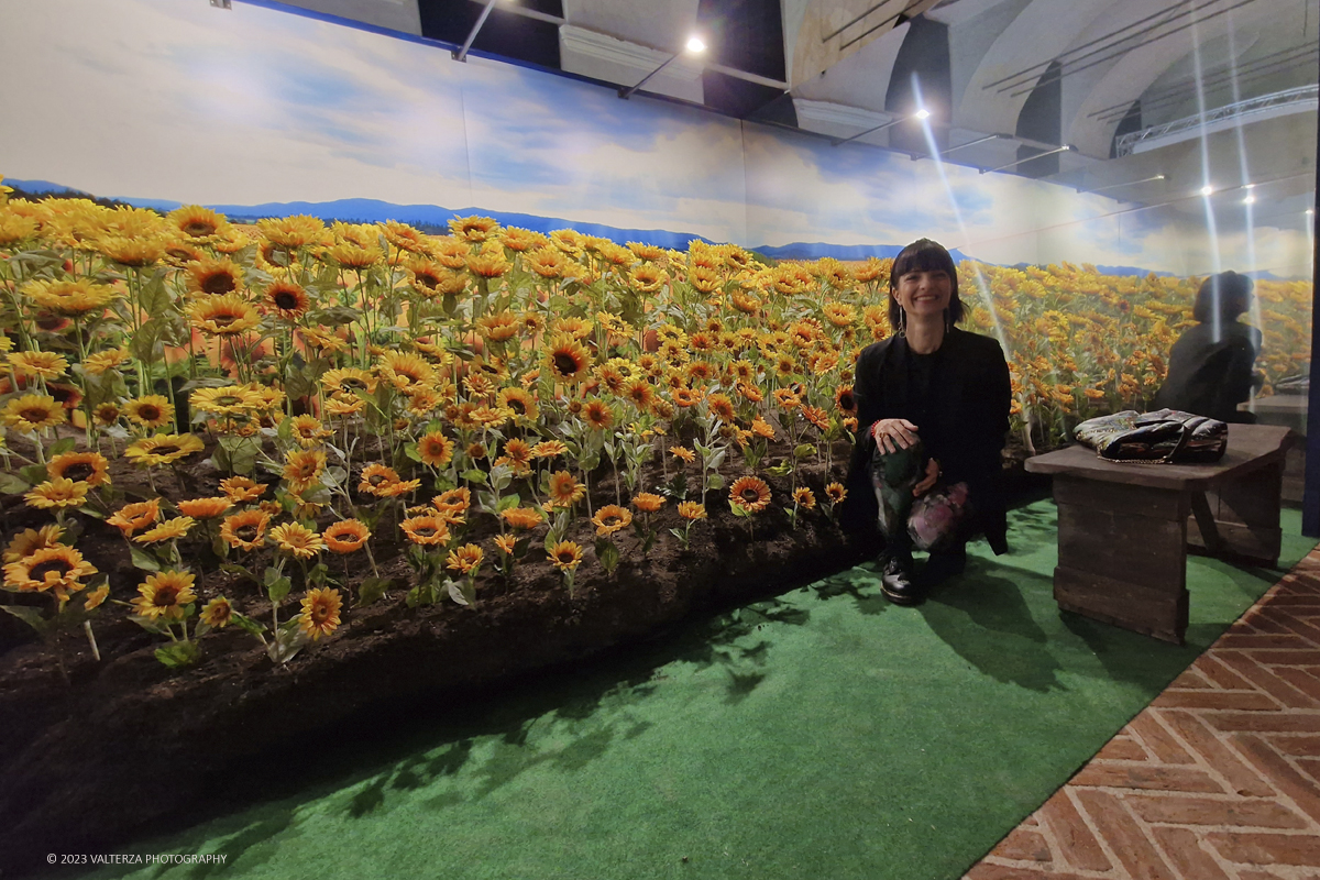 20230317_195533.jpg - 17/03/2023. Torino. Arriva a Torino VanGogh experience,  la mostra multimediale che abbraccia il visitatore in una nuova esperienza multisensoriale. Nella foto il campo di girasoli