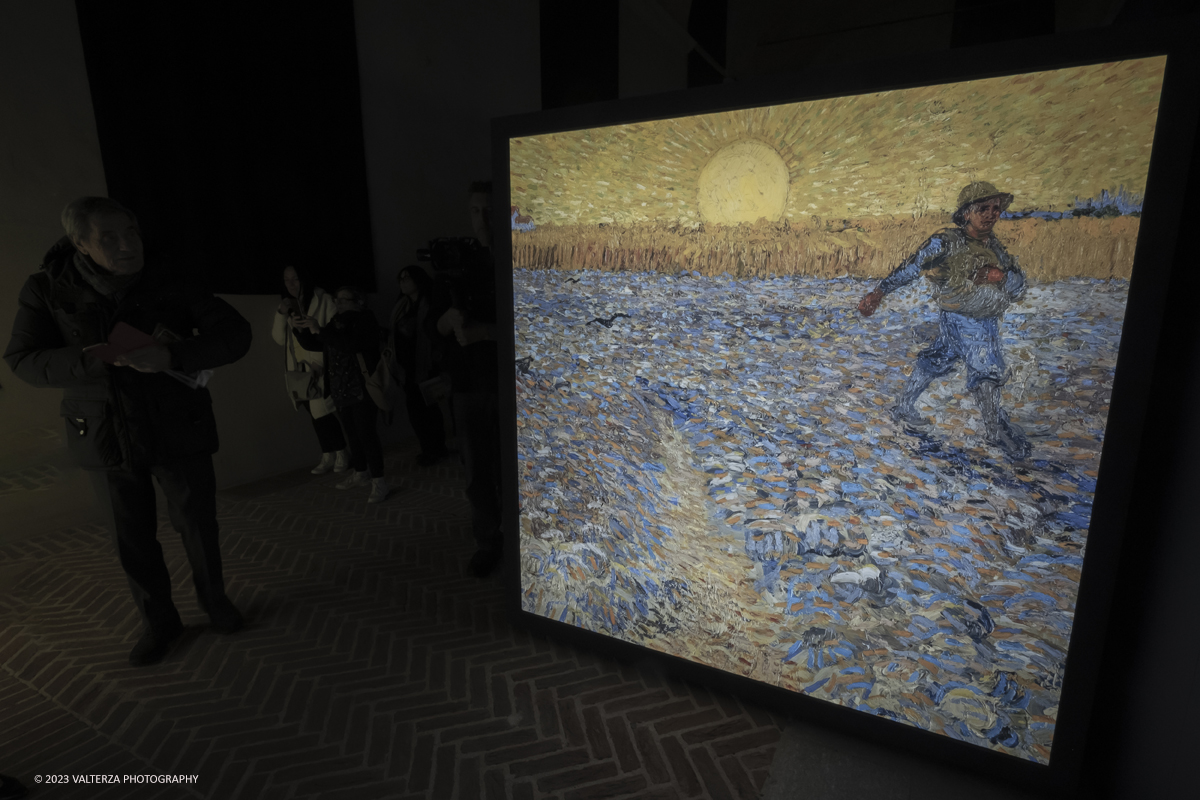 _DSF5161.jpg - 17/03/2023. Torino. Arriva a Torino VanGogh experience,  la mostra multimediale che abbraccia il visitatore in una nuova esperienza multisensoriale. Nella foto la prima parte della mostra