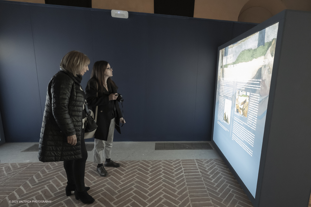_DSF5637.jpg - 17/03/2023. Torino. Arriva a Torino VanGogh experience,  la mostra multimediale che abbraccia il visitatore in una nuova esperienza multisensoriale. Nella foto in visita alla mostra