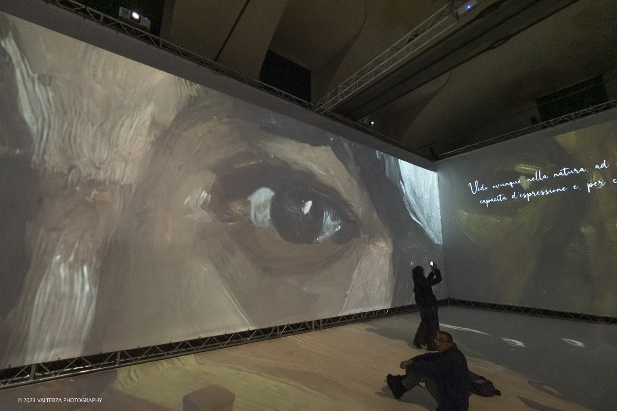 _DSF5759.jpg - 17/03/2023. Torino. Arriva a Torino VanGogh experience,  la mostra multimediale che abbraccia il visitatore in una nuova esperienza multisensoriale. Nella foto l'area del videomapping