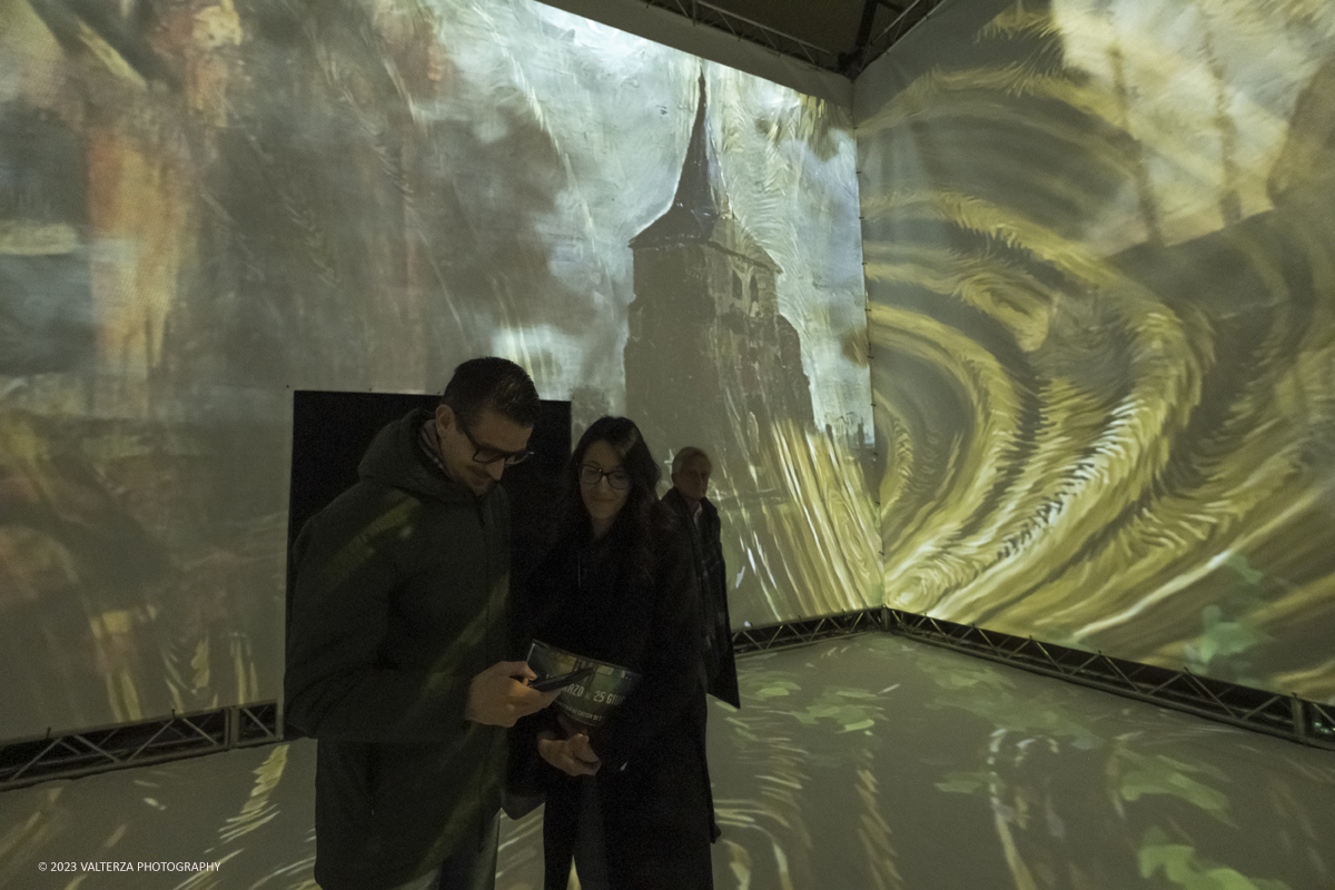 _DSF5790.jpg - 17/03/2023. Torino. Arriva a Torino VanGogh experience,  la mostra multimediale che abbraccia il visitatore in una nuova esperienza multisensoriale. Nella foto l'area del videomapping