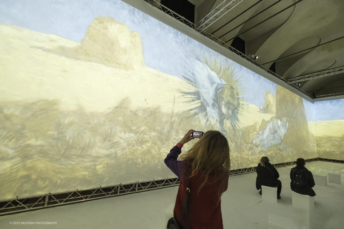 _DSF5824.jpg - 17/03/2023. Torino. Arriva a Torino VanGogh experience,  la mostra multimediale che abbraccia il visitatore in una nuova esperienza multisensoriale. Nella foto l'area del videomapping