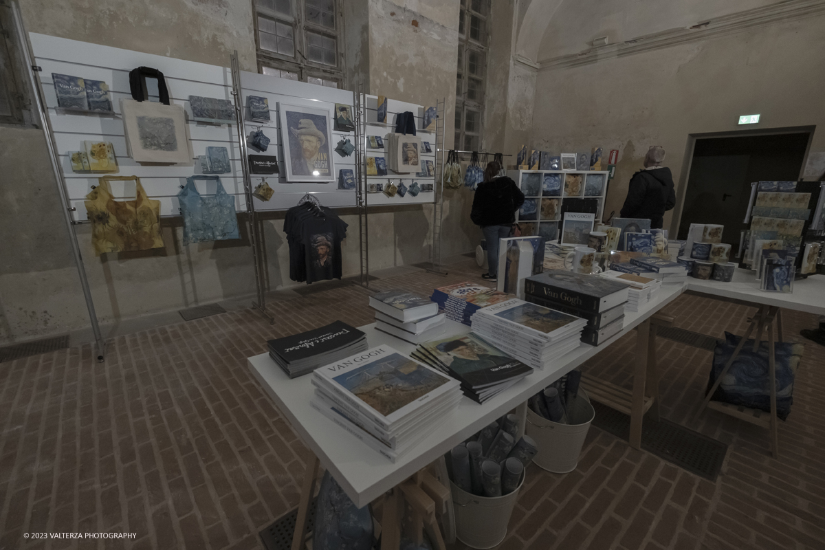 _DSF5922.jpg - 17/03/2023. Torino. Arriva a Torino VanGogh experience,  la mostra multimediale che abbraccia il visitatore in una nuova esperienza multisensoriale. Nella foto il bookshop della mostra