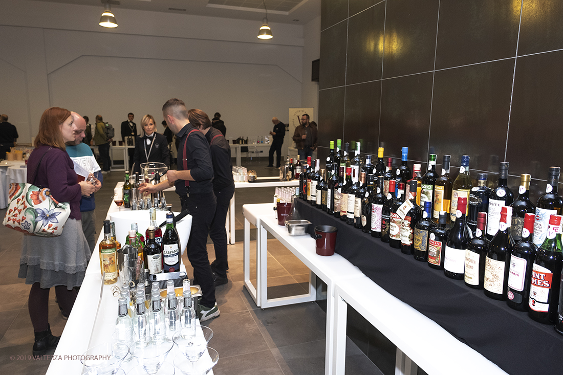 _DSF4799.jpg - 16-11-2019. Torino.   al vino aromatizzato Ã¨ stato dedicato un weekned giornata con degustazioni, miscelazioni e workshop, organizzata dallâ€™Istituto del Vermouth che ha invitato i 18 produttori storici per raccontare segreti e tradizione dello storico aperitivo. Nella foto l'area dove si preparano e si degustano i cocktails a base di Vermouth