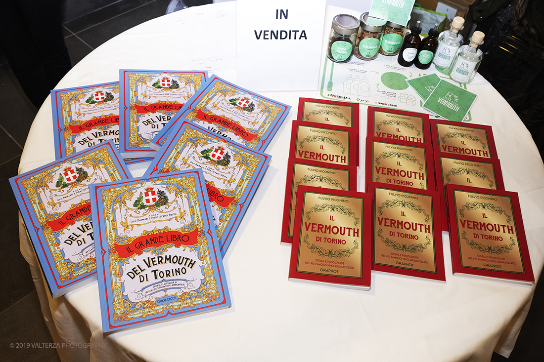 _DSF4887.jpg - 16-11-2019. Torino.   al vino aromatizzato Ã¨ stato dedicato un weekned giornata con degustazioni, miscelazioni e workshop, organizzata dallâ€™Istituto del Vermouth che ha invitato i 18 produttori storici per raccontare segreti e tradizione dello storico aperitivo. Nella foto libri dedicati alla storia ed alle ricette del Vermouth