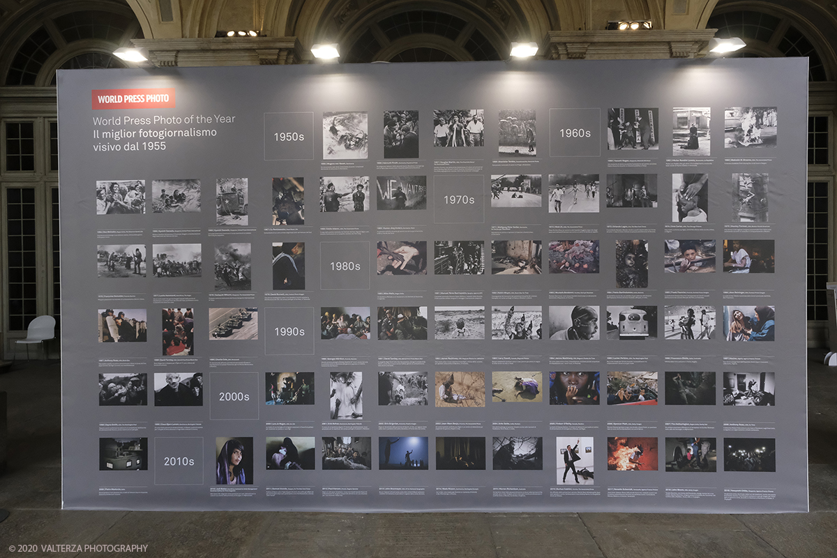 _DSF5669.jpg - 09/10/2020.Torino. Il World Press Photo a Palazzo Madama. Nella foto il tabellone con la storia del World Press Photo all'ingresso di Palazzo Madama.
