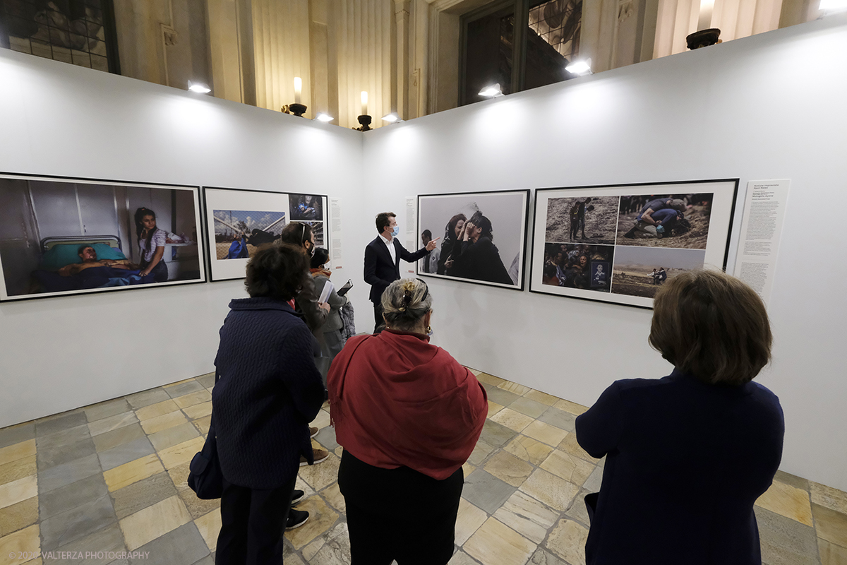 _DSF7494.jpg - 09/10/2020.Torino. Il World Press Photo a Palazzo Madama. Nella foto visita guidata alla mostra con il curatore Jerzy Brinkhof