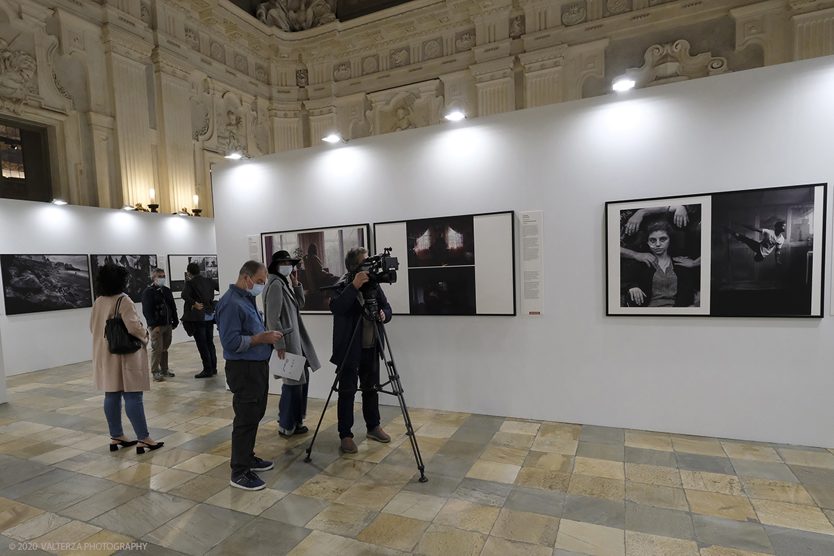 _DSF7518.jpg - 09/10/2020.Torino. Il World Press Photo a Palazzo Madama. Nella foto media al lavoro