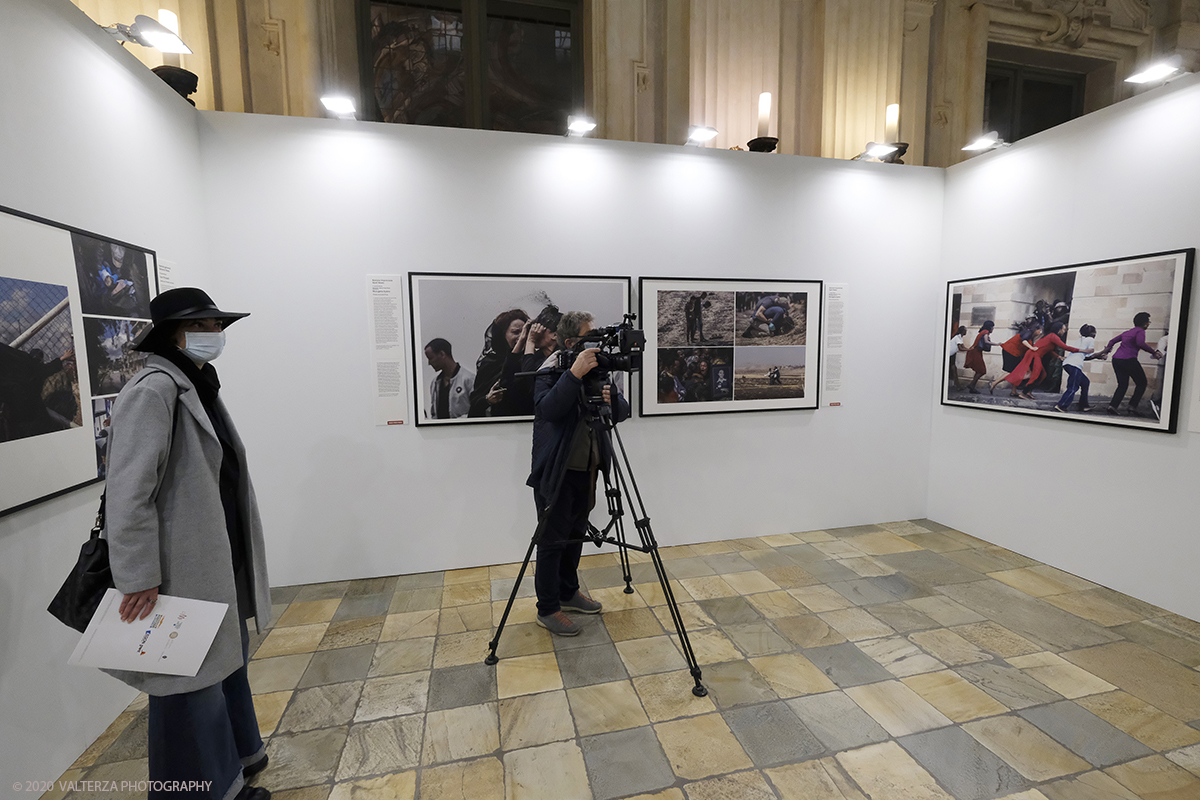 _DSF7682.jpg - 09/10/2020.Torino. Il World Press Photo a Palazzo Madama. Nella foto media al lavoro