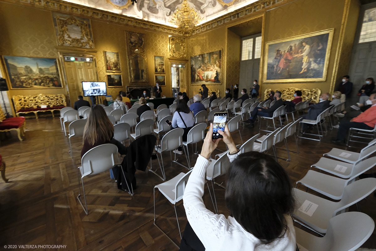 _DSF7770.jpg - 09/10/2020.Torino. Il World Press Photo a Palazzo Madama. Nella foto un momento della cerimonia di inaugurazione con Vito Cramarossa Presidente dell'associazione CIME, Fabio Bucciarelli fotografo torinese vincitore del secondo premio Storie, Maurizio Cibrario Presidente fondazione Musei Torino, Jerzy Brinkhof exhibitions manager and curator.