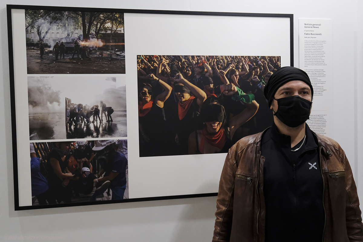 _DSF7843.jpg - 09/10/2020.Torino. Il World Press Photo a Palazzo Madama. Nella foto il fotografo torinese Fabio Bucciarelli vincitore del secondo premio storie in posa davanti alle sue opere.