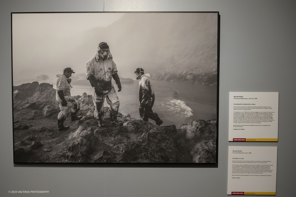 _DSF5830.jpg - 22/09/2023. Torino. Ritorna a Torino per il settimo anno consecutivo la World Press Photo Exhibition 2023  la piÃ¹ prestigiosa mostra internazionale di fotogiornalismo al mondo. Nella foto immagine di Musuk Nolte Fuoriusccita di petrolio a Lima