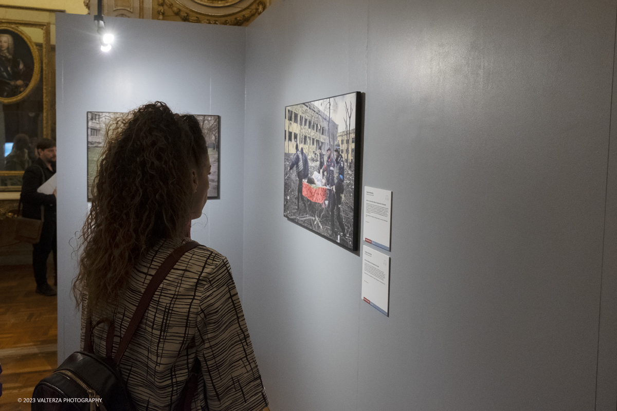 _DSF5860.jpg - 22/09/2023. Torino. Ritorna a Torino per il settimo anno consecutivo la World Press Photo Exhibition 2023  la piÃ¹ prestigiosa mostra internazionale di fotogiornalismo al mondo. Nella foto in visita alla mostra