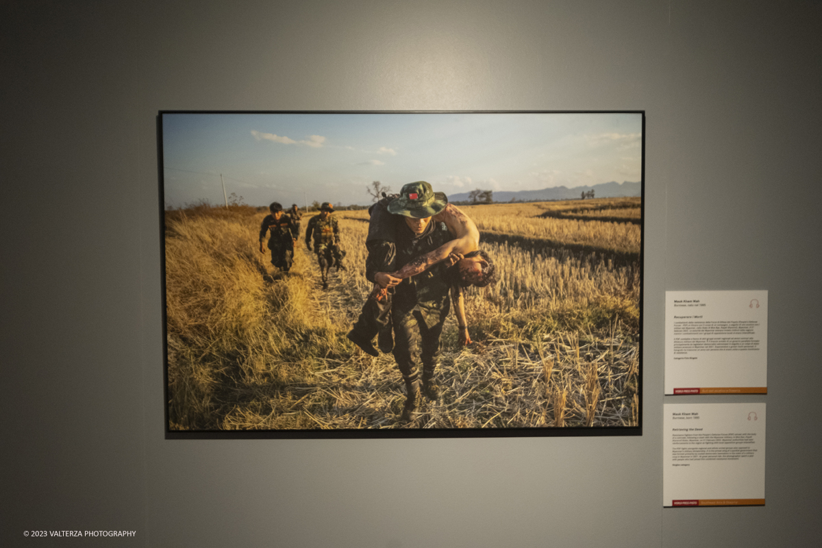 _DSF6205.jpg - 22/09/2023. Torino. Ritorna a Torino per il settimo anno consecutivo la World Press Photo Exhibition 2023  la piÃ¹ prestigiosa mostra internazionale di fotogiornalismo al mondo. Nella foto immagine di Mauk Kham Wah dal reportage Recuperare i morti