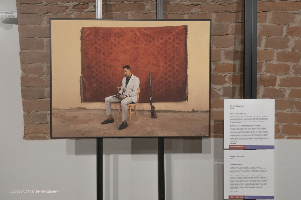 DSCF0002.jpg - World Press Photo Exhibition 2025 all’Accademia Albertina di Torino Il percorso espositivo presenta i lavori pubblicati dalle più autorevoli testate internazionali – da National Geographic a BBC, da CNN a Le Monde ed El PaÃs – e si conferma uno degli appuntamenti più attesi  per chi vuole comprendere il mondo attraverso lo sguardo dei reporter. Nella foto un momento della presentazione della mostra da parte di Vito Cramarossa Direttore di WPP Italia